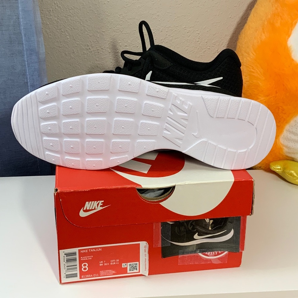 Nike Tanjun Black Mesh Sneakers with White Accents Mens 8/Women 9.5 NEW - Picture 2 of 4